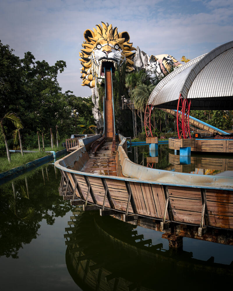Thailand's Oldest Amusement Park Shut by Flooding