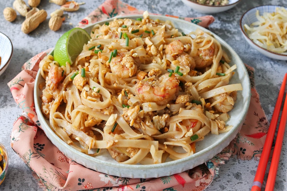 Pad Thai Classic Thai Noodle Stir Fry Recipe (Easy Step-by-step ...