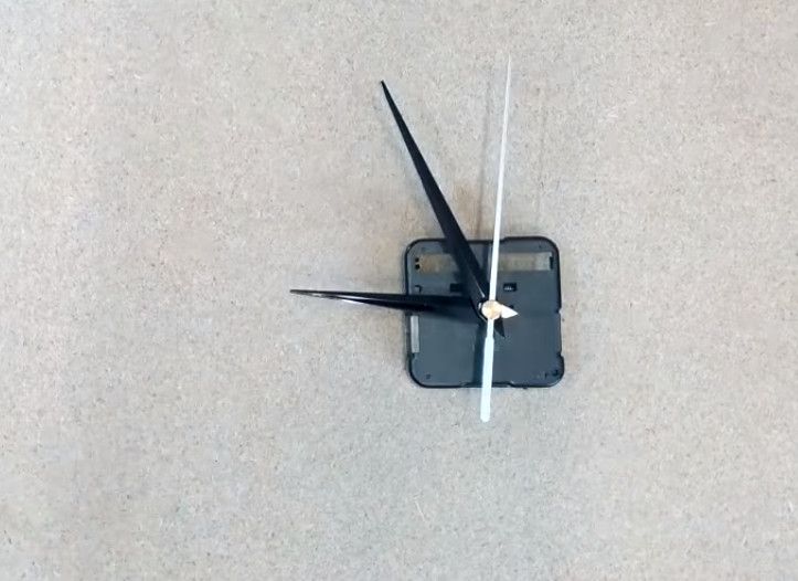 How to make a clock with wooden blocks - grandgoldman.com