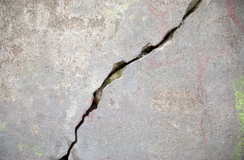 Watch and learn how to fill cracks and fissures! - grandgoldman.com