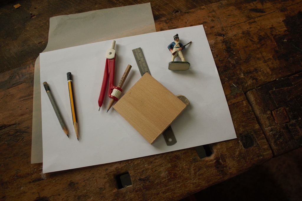 Great Tutorial to Carve a Flower in Wood - grandgoldman.com