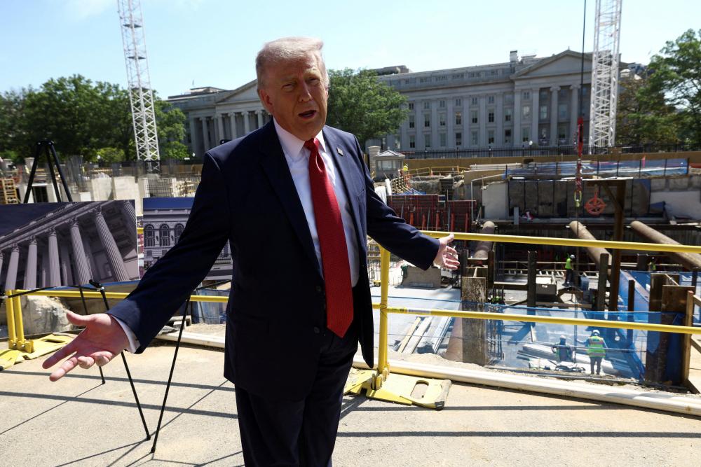 Trump's Midterm Malaise: War and High Prices Threaten Republicans