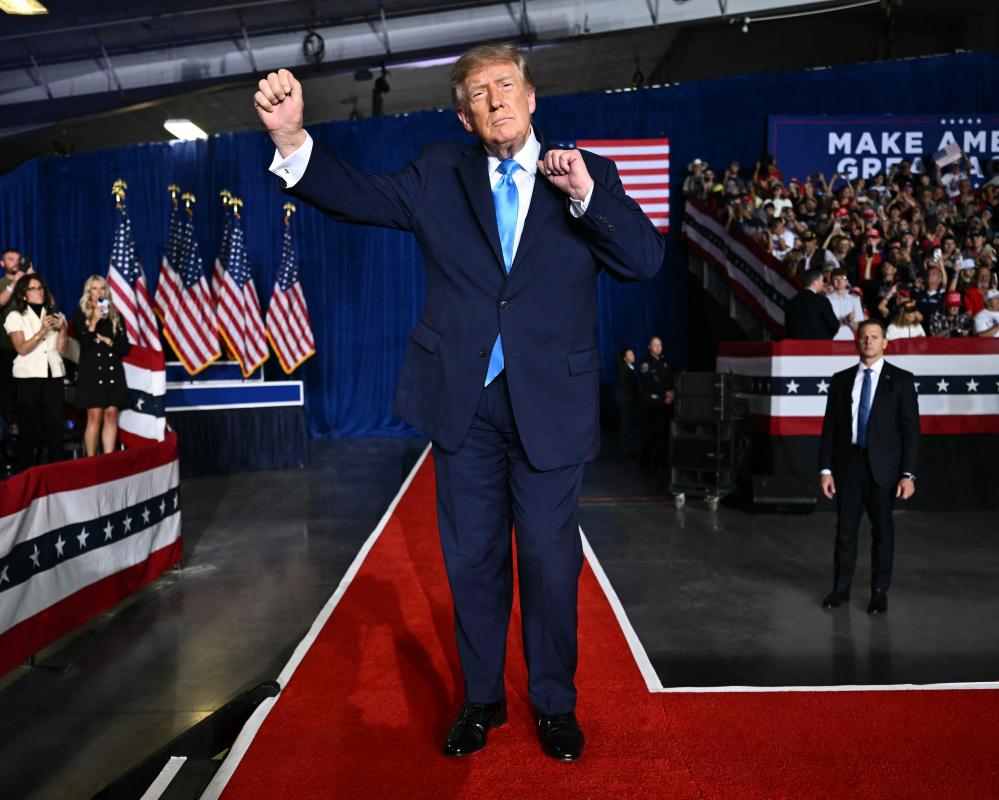 Trump Calls for Iran to Strike US Cities as Approval Hits 32%