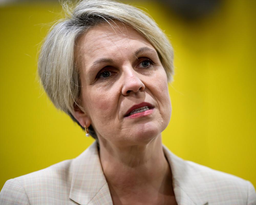 Australia Considers Optional Social Media Algorithms and UK Choking