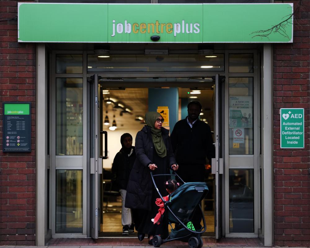 UK Unemployment Falls to 4.7% But Vacancies Keep Shrinking
