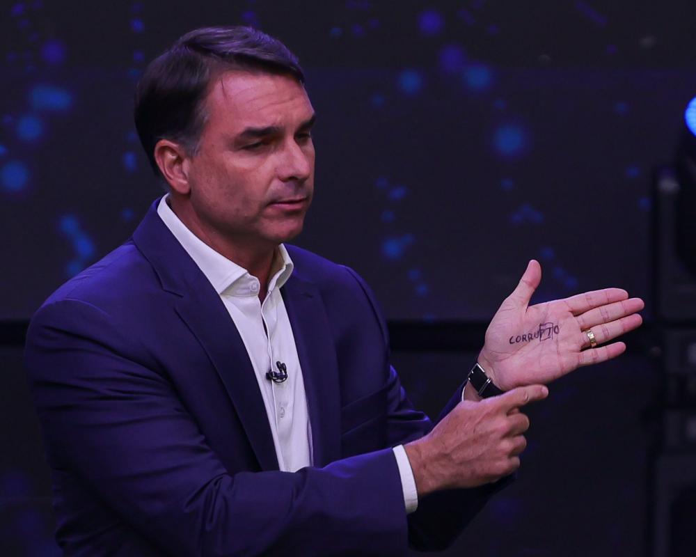 Flávio Bolsonaro 'Corrupto' Stunt Sparks Viral Meme Before Runoff