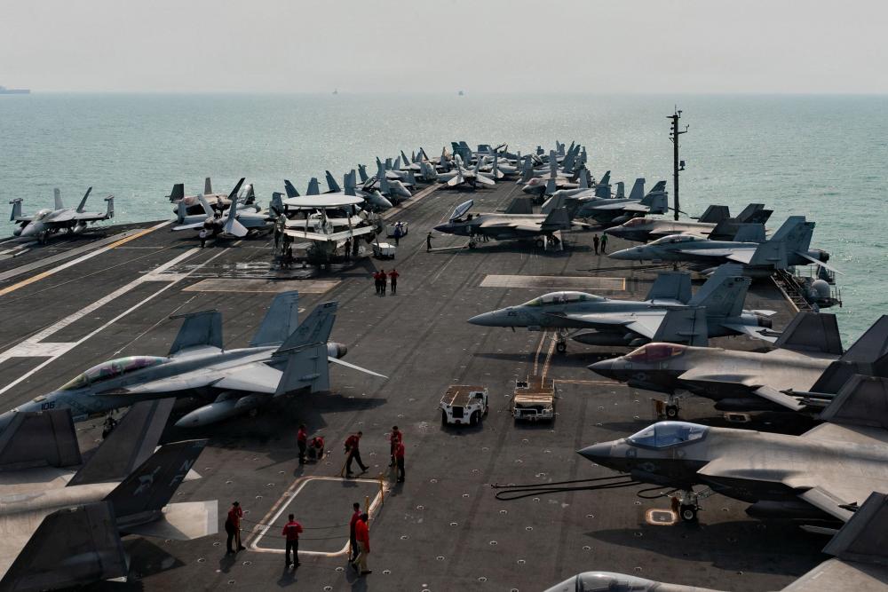 US Aircraft Carrier Arrives in Middle East to Relieve USS Lincoln