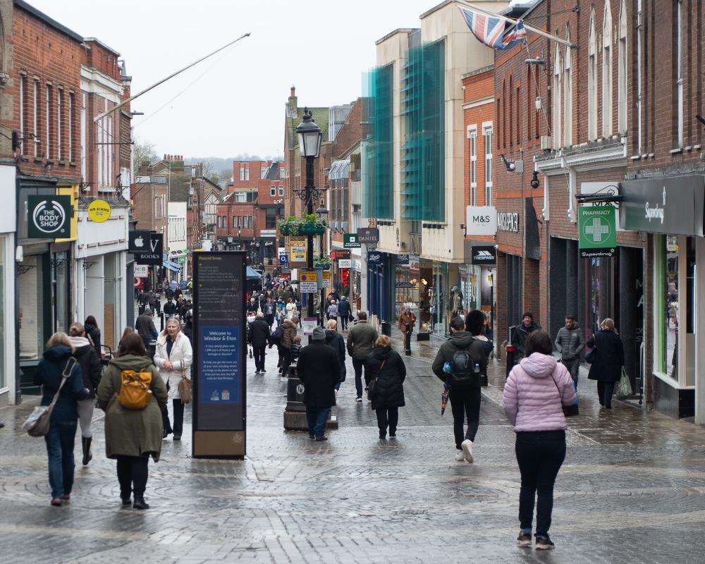 UK Retail Sales Fall as Households Cut Back on Spending