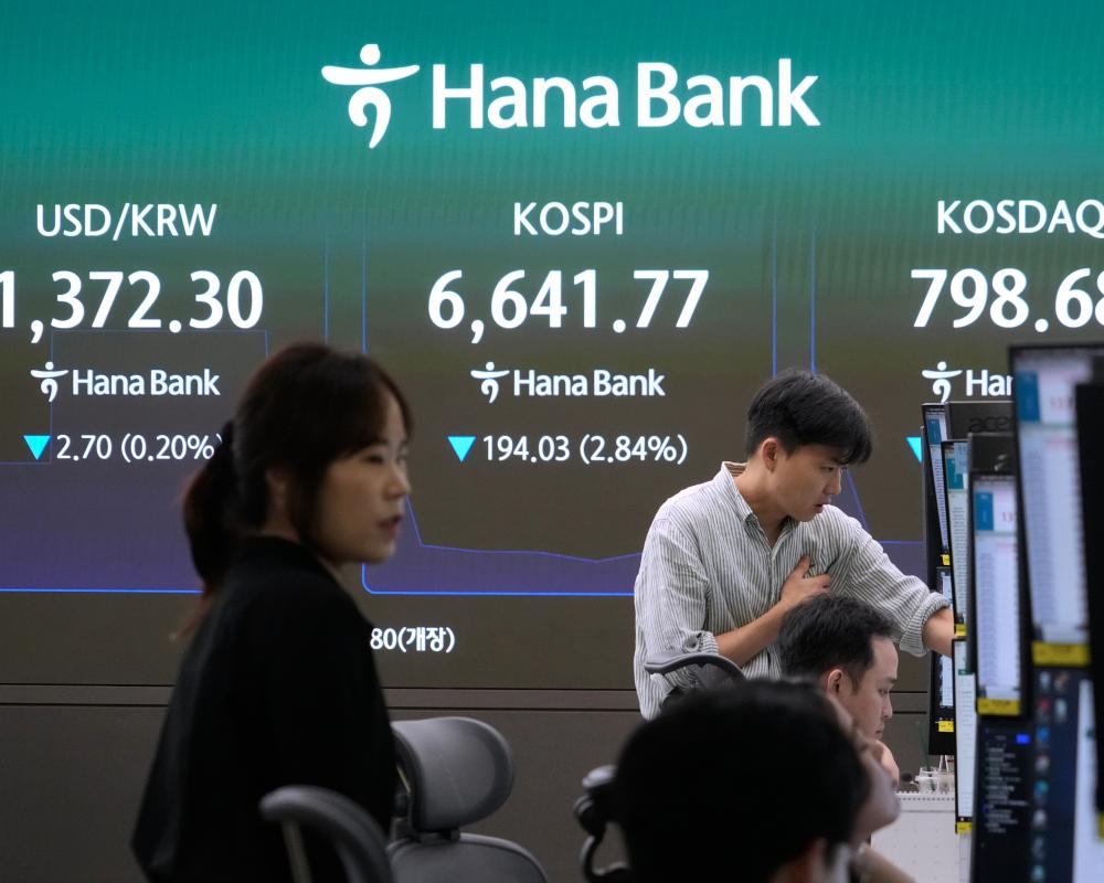 Global Bond Sell-Off Sparks Market Slide and Inflation Fears
