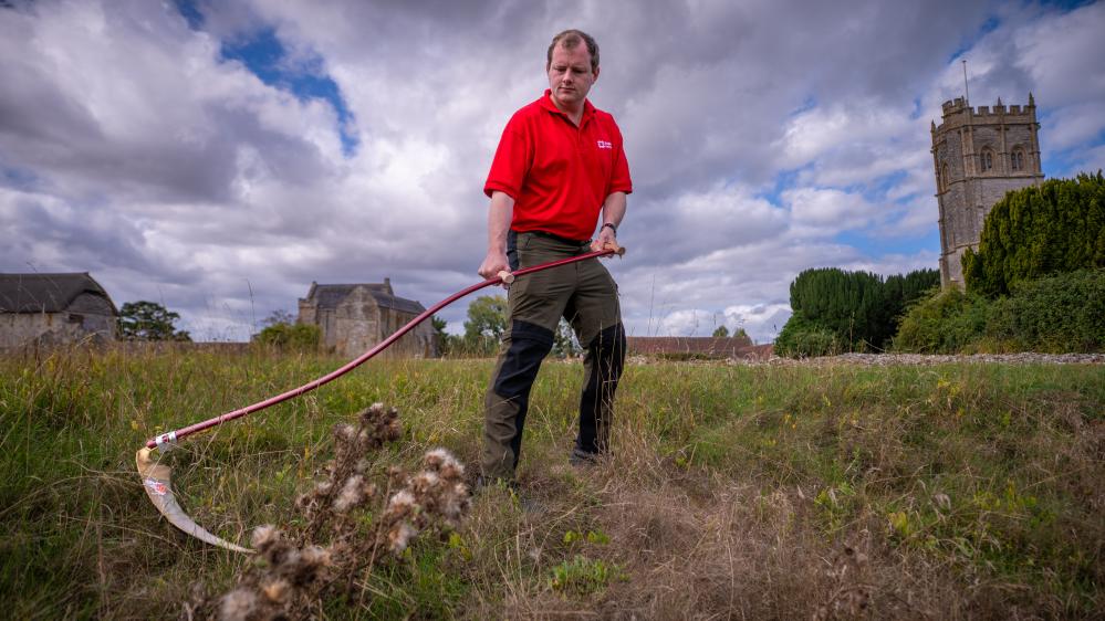 English Heritage Trains New Generation of Volunteer Scythers