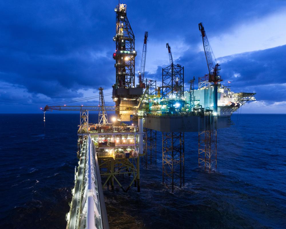 AI Climate Impact: Fossil Fuel Boost Outweighs Green Gains