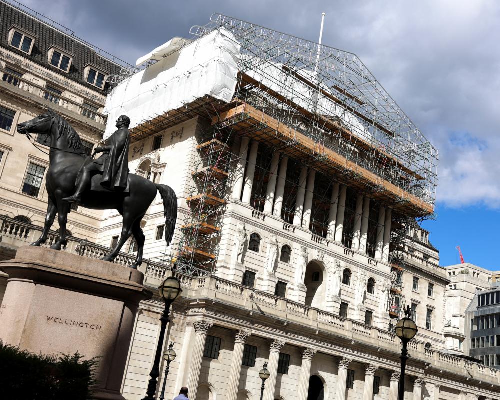 Bank of England Expected to Slow Bond Sales and Hold Interest Rates