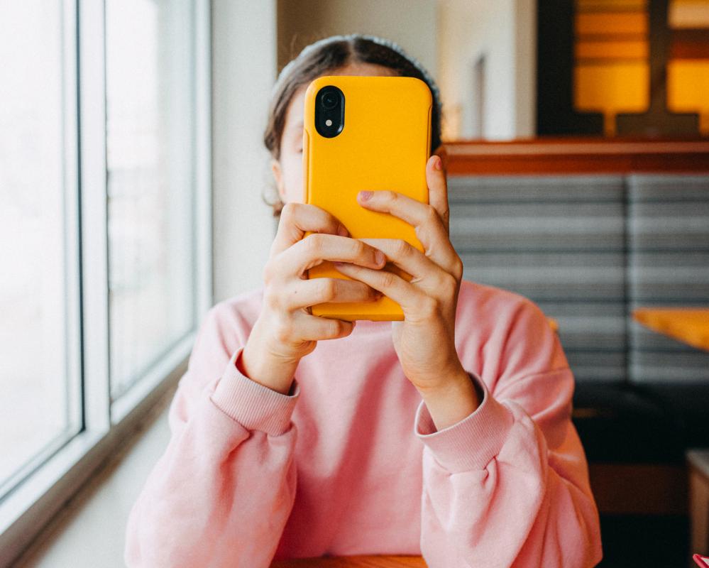 Parents Rethink Children's Social Media and AI Use Amid Safety