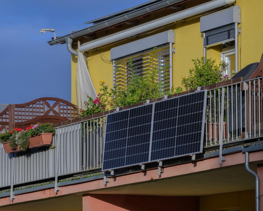 Plug-in Balcony Solar Panels UK: First DIY Systems for Flats