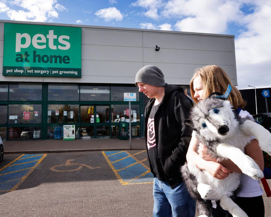 UK Consumer Confidence Plummets Fastest Since Covid on Cost of Living