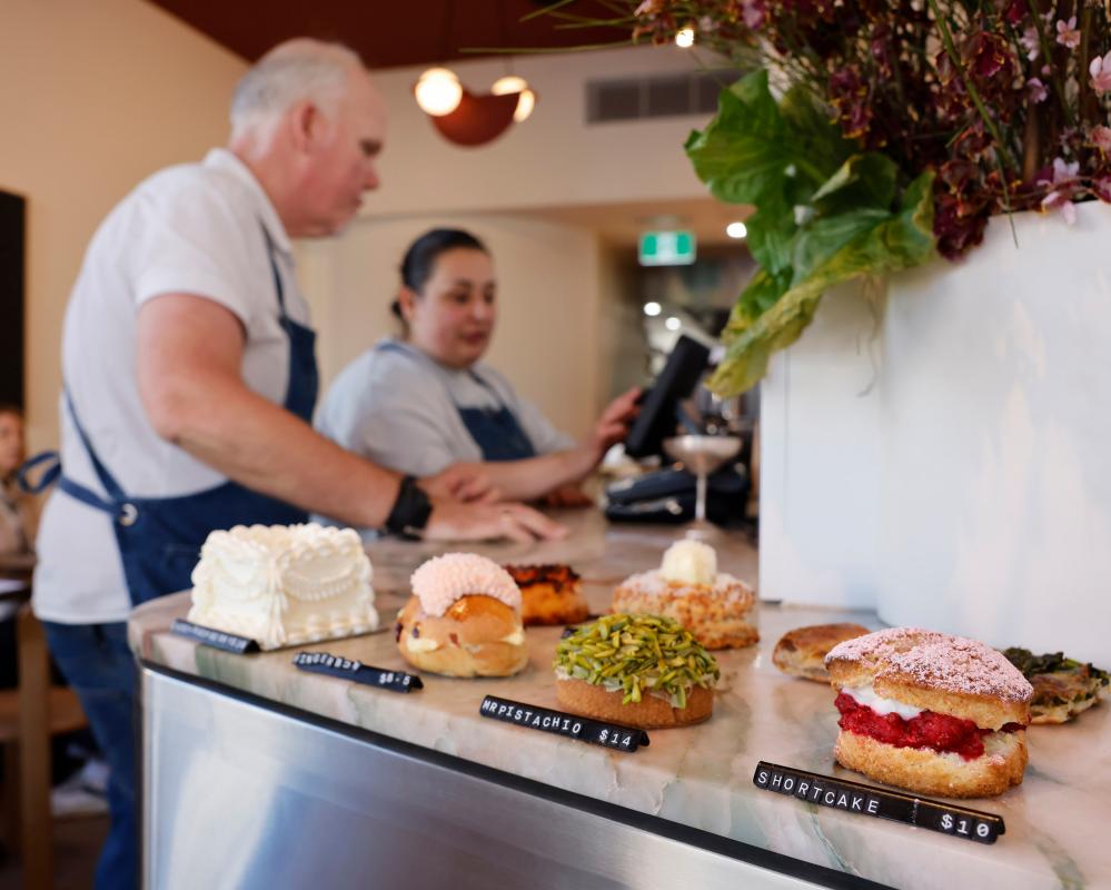 Pastry Shop Display Trends: Uncovered Buns and Open-Air Desserts