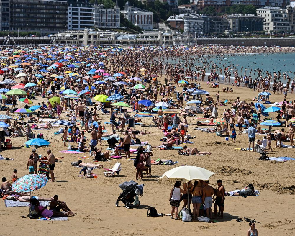 Extreme Heatwaves in Europe Fail to Change British Holiday Plans