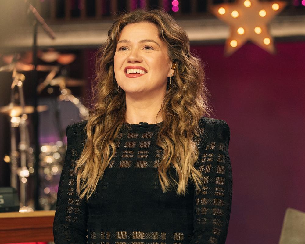 Kelly Clarkson's $15,000 Mechanical Bird Sparks Social Media Feud