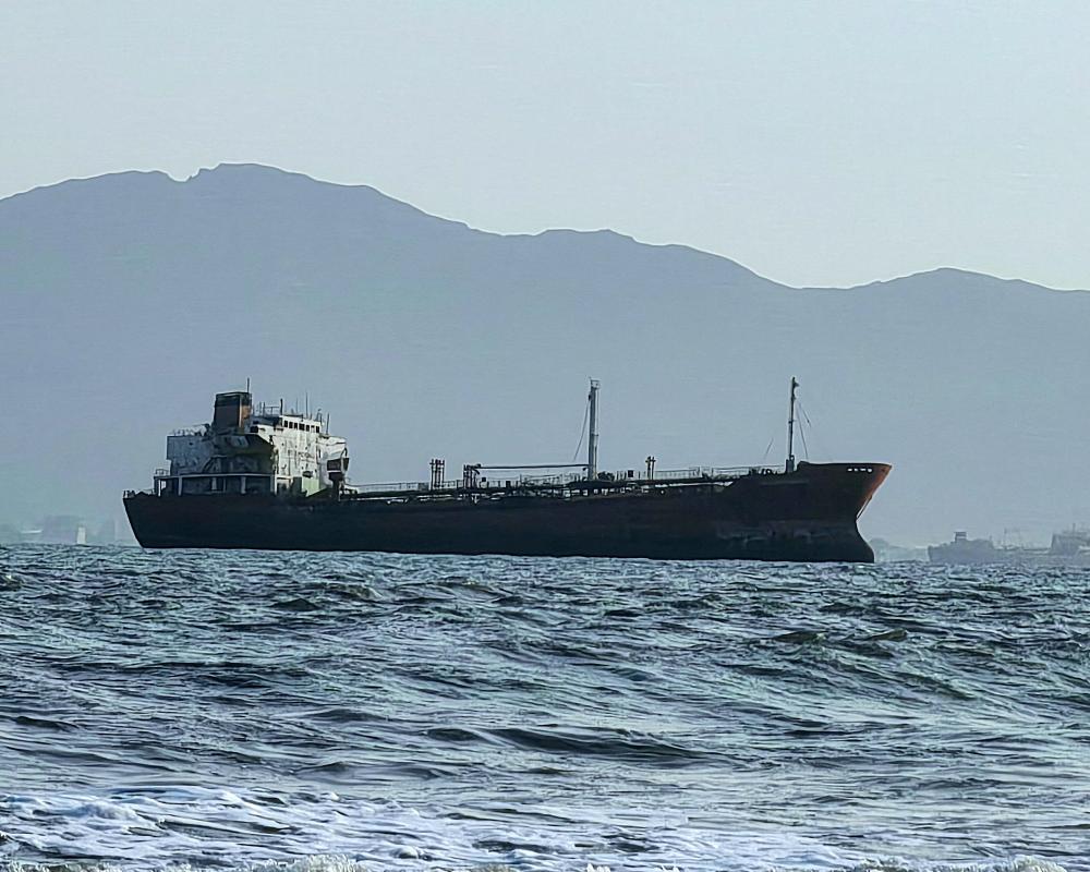 Oil Prices Slide 6% as US-Iran Pause Fuels Market Optimism