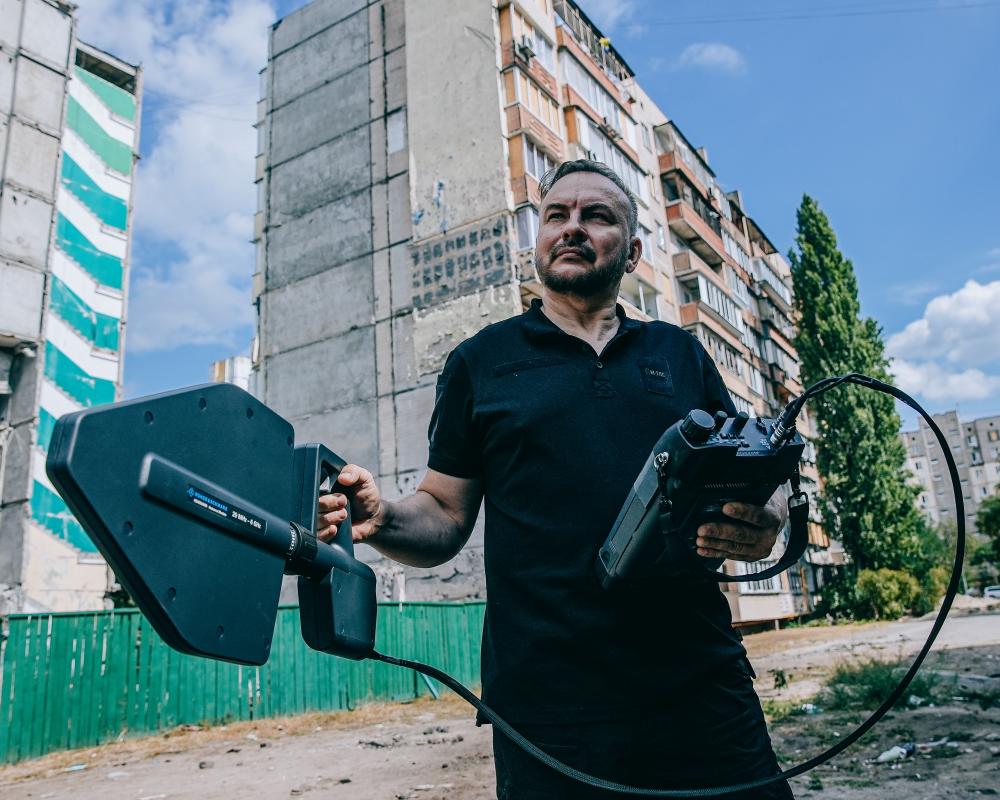 Zelenskyy Adviser Warns of Mutual Destruction in Russia-Ukraine War