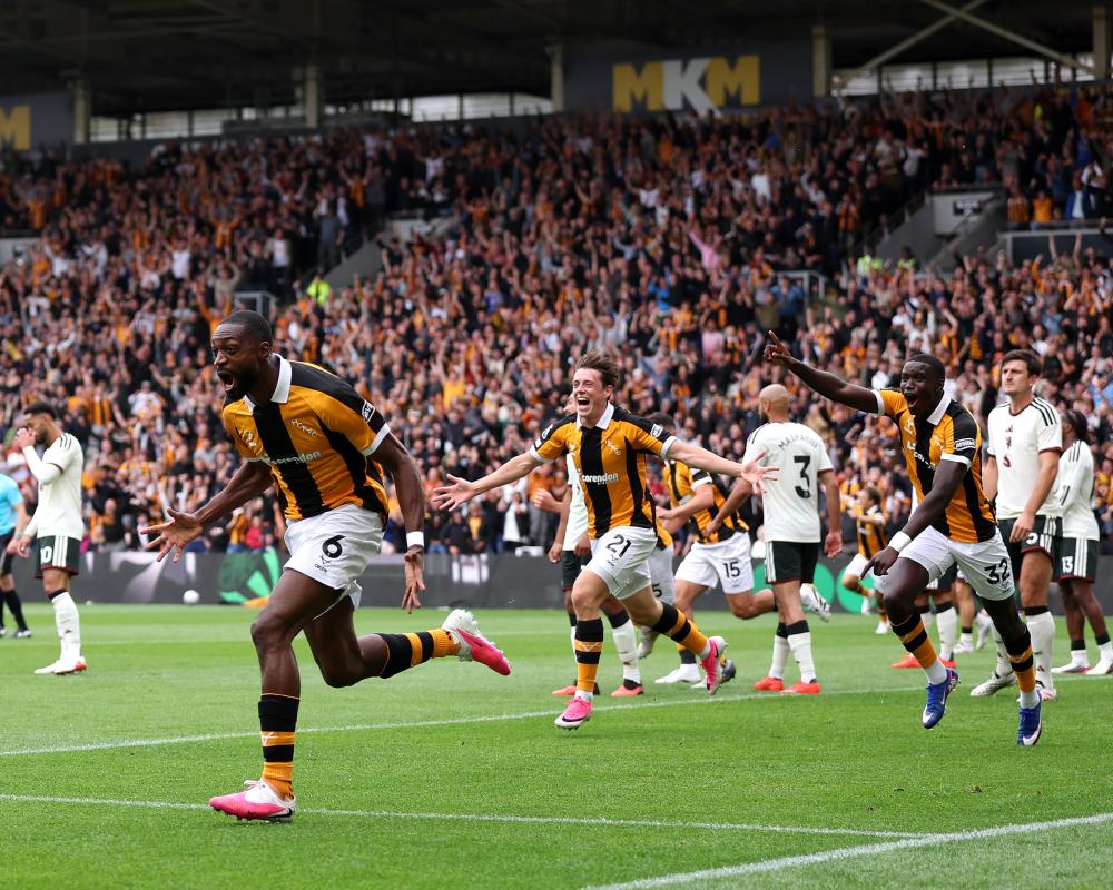 Ajayi Fires Hull to Dream Start Against Misfiring Man United
