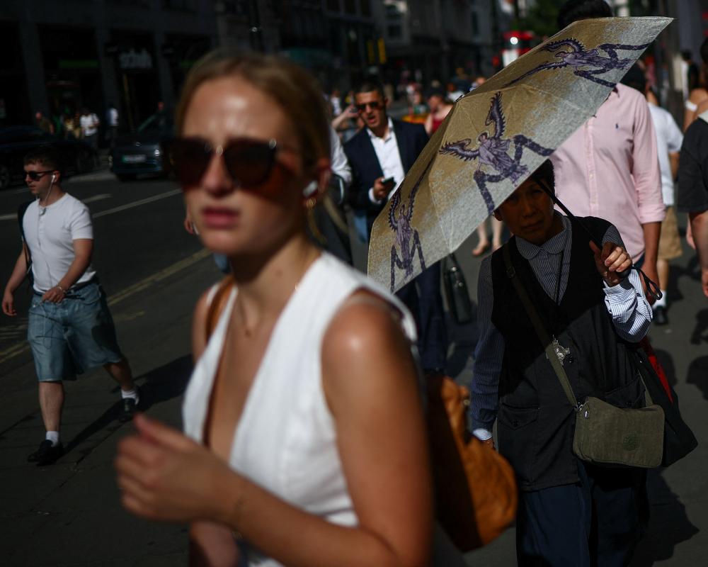 UK Heatwave Drives Shoppers Online as High Street Footfall Drops