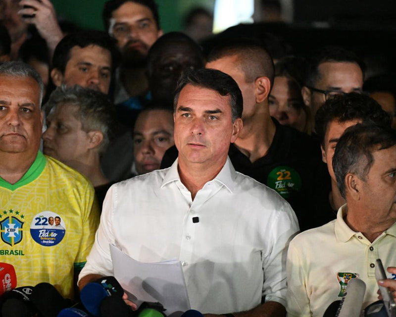Flávio Bolsonaro Ordered to Surrender Passports After Election Loss