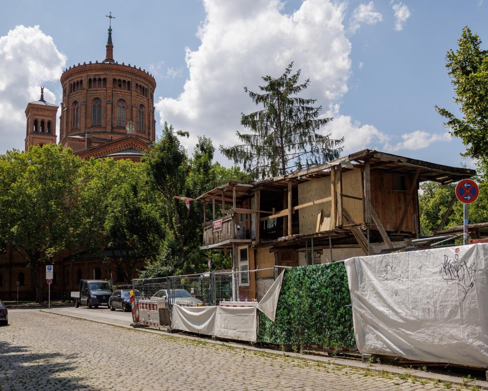 Treehouse at the Berlin Wall: A Symbol of Resistance Faces