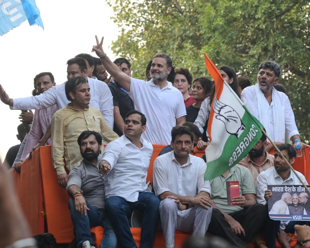 Indian Opposition Leaders Lead March to Police Barricades at Supreme