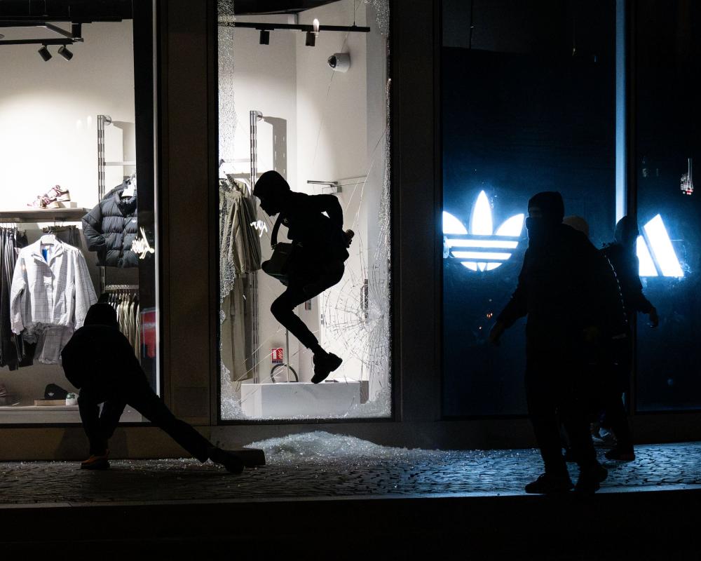 Paris Looting Continues: France Reels After Second Night of Chaos