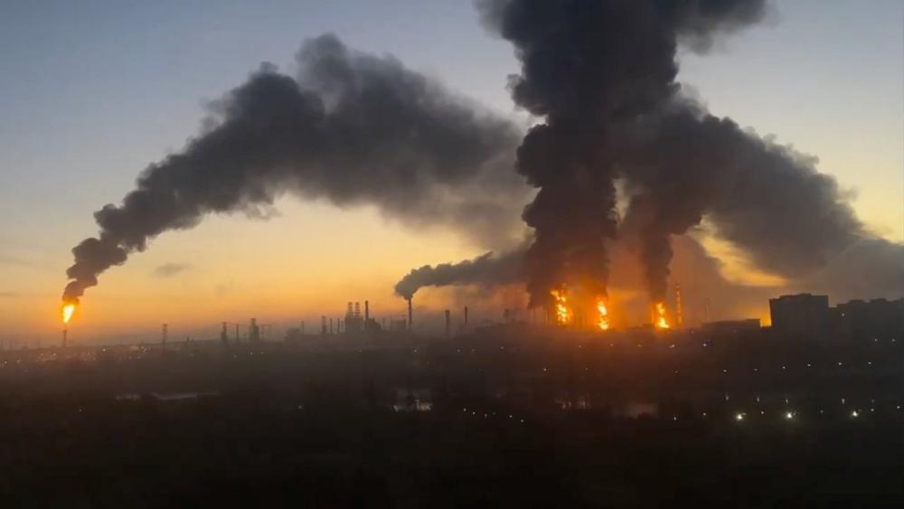Ukraine Strikes Russian Oil Refineries Defying Trump Fuel Warnings