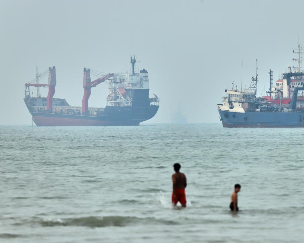Oil Prices Fall as US Pauses Strikes on Iran Over Strait of