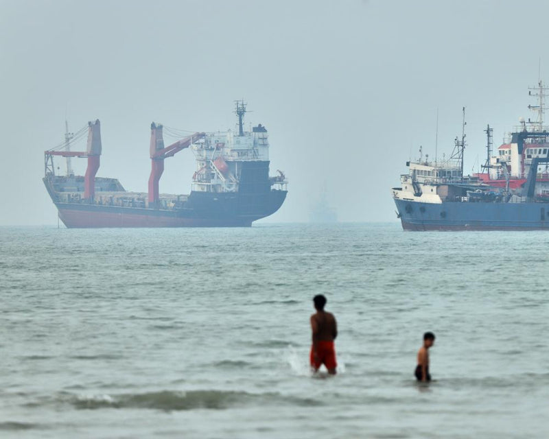 Oil Prices Fall as US Pauses Strikes on Iran Over Strait of
