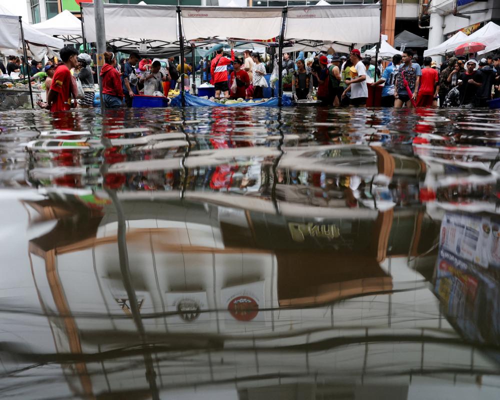 Bangkok Flood Disaster Zone: Thai Downpours Shift North-West
