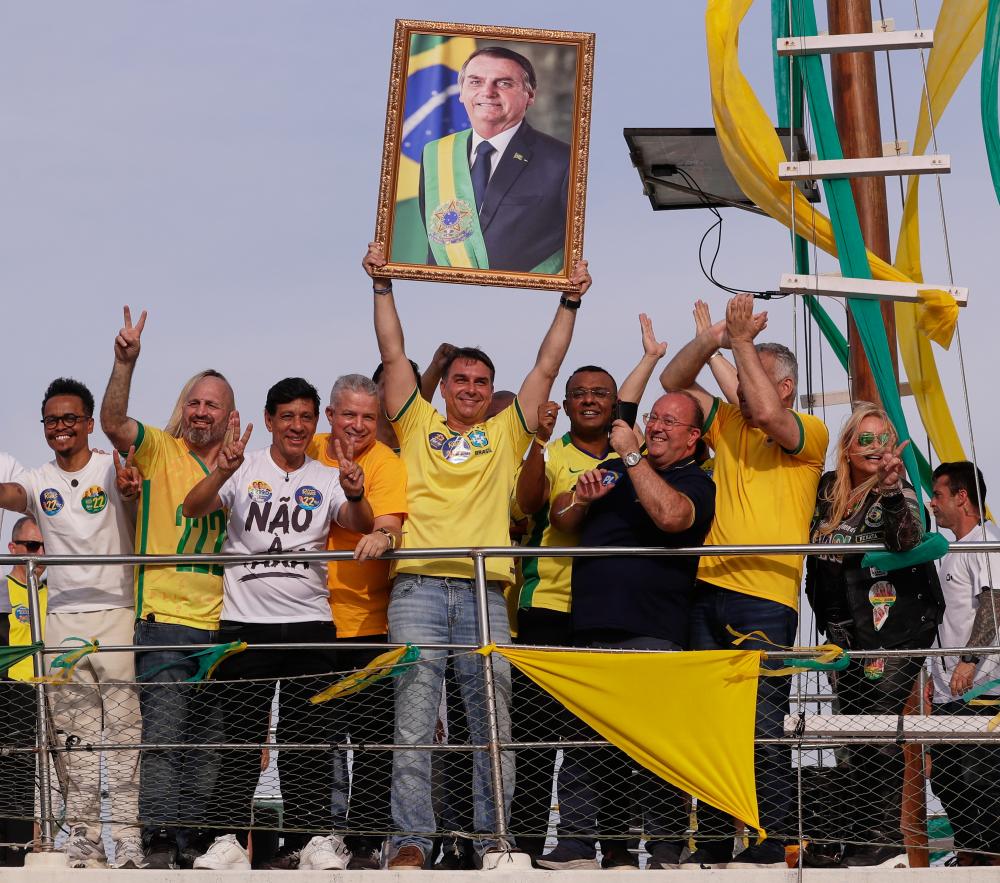Bolsonaro Political Dynasty Rises as Flávio Wins First Round