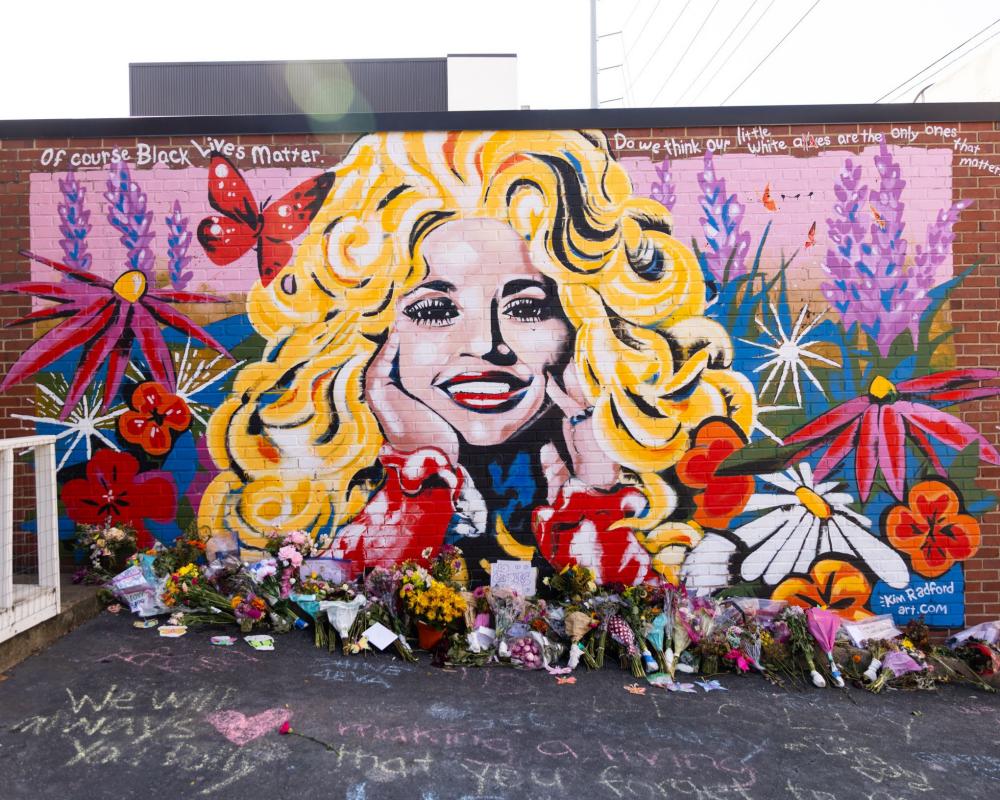 Tennessee Governor Backs Dolly Parton Airport Name Change
