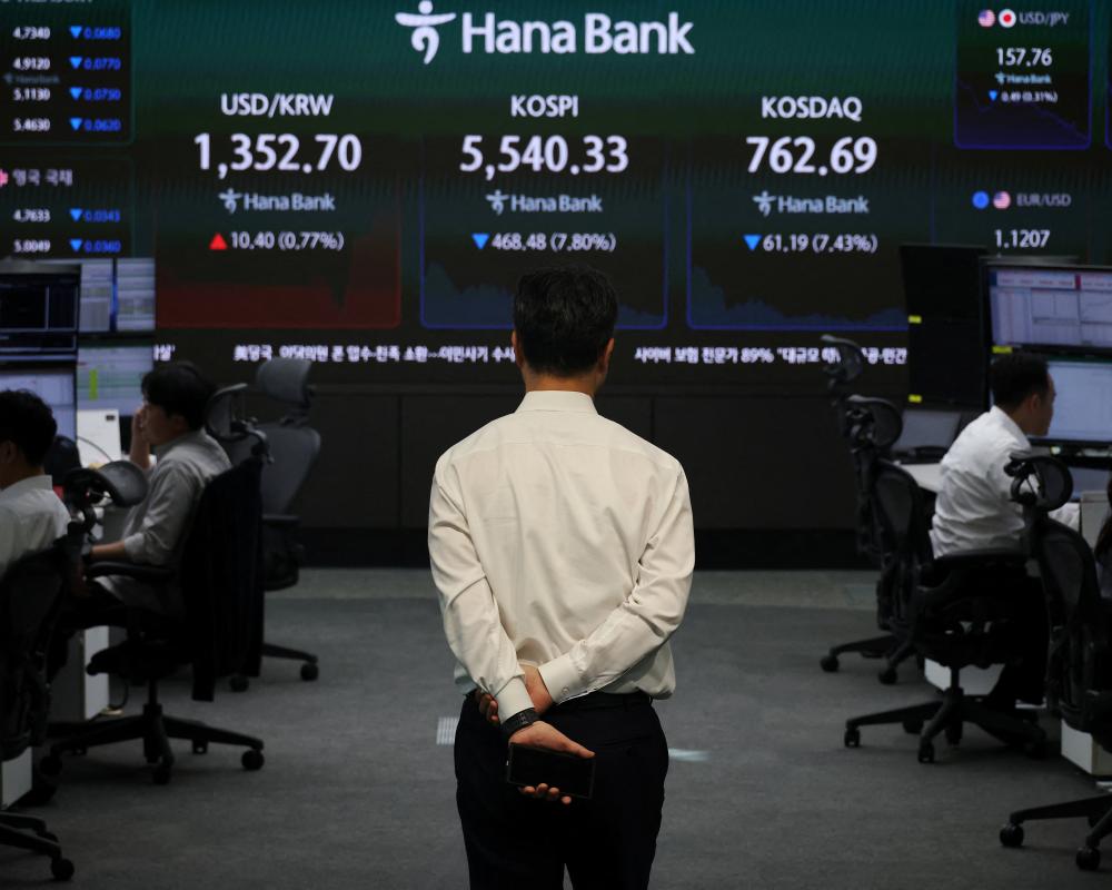 Tech Stock Sell-Off Deepens as Markets Await UK GDP Report