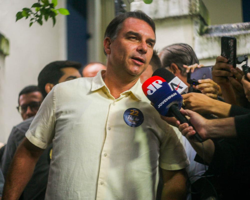 Flávio Bolsonaro Rumored to Have Fled Brazil After Election Loss