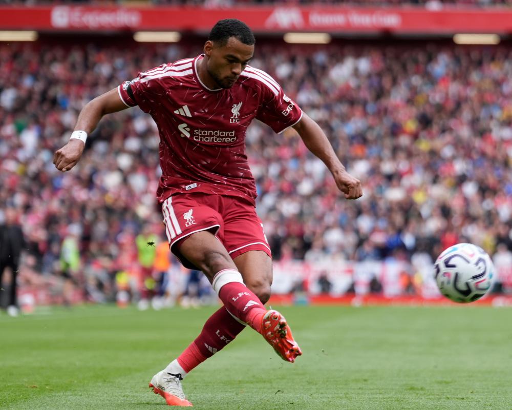 Football Transfer Deadline Day: Gakpo, Sarr, and More Live Updates