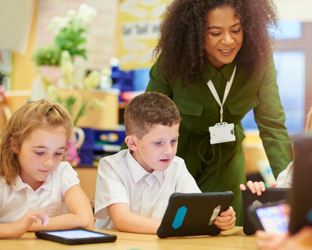 Neuroscientist Warns Screen Use in Schools Hurts Kids' Brains