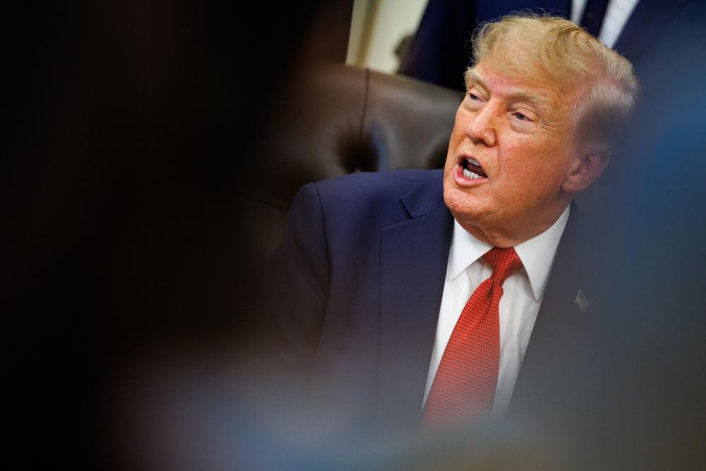 Trump Signs Russia Sanctions Bill, Gains Sweeping Tariff Powers