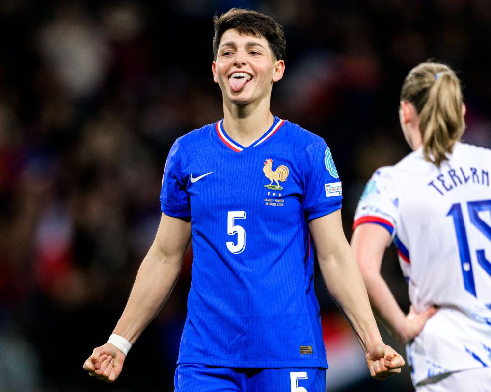 Arsenal Close to Signing PSG Defender Élisa De Almeida