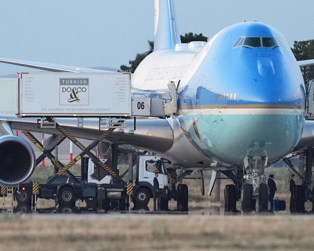 Trump Air Force One Decoy Passengers Scrutiny