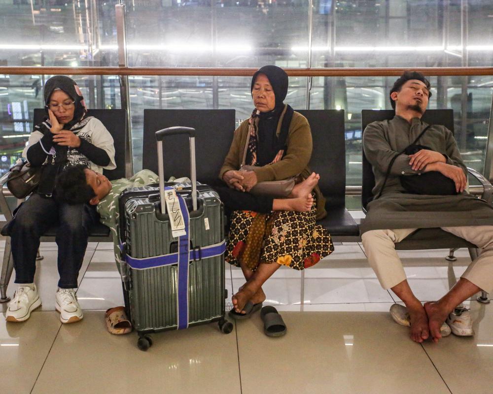 Volcanic Ash Cloud Grounds Flights at Indonesia's Main Airport
