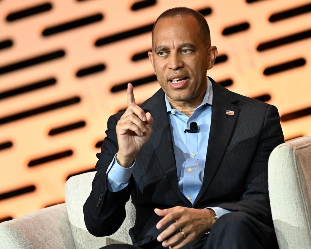 Jeffries-Kushner Meeting Sparks Democratic Backlash Ahead of Midterms