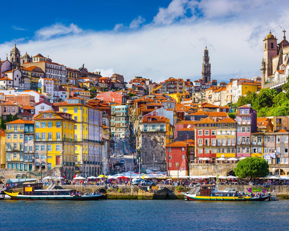 AI Travel Photo Scams: How Criminals Use Your Holiday Images