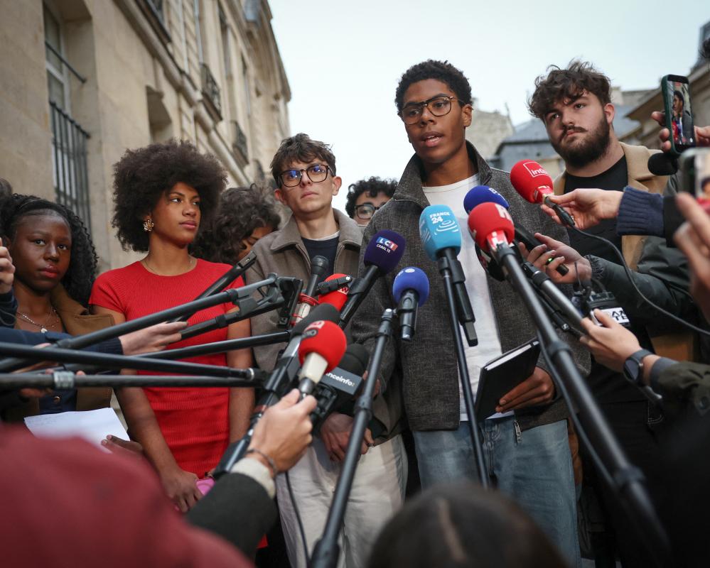 French Pupils Urged to Keep Barricading Schools in Protest