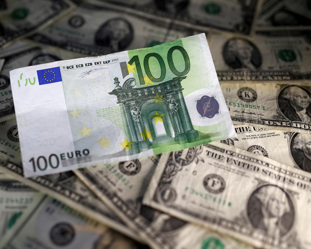 Euro Falls to 17-Month Low Against Dollar on French Debt Fears