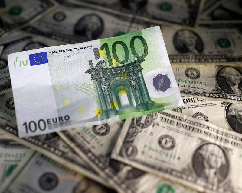 Euro Falls to 17-Month Low Against Dollar on French Debt Fears