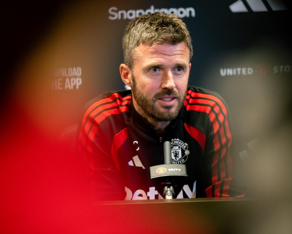 Carrick Calm Amid Martinez Storm at Manchester United